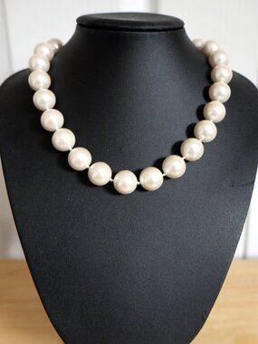 Vintage Carolee statement oversized pearl necklace